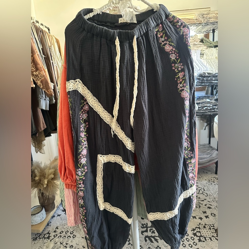 POL Floral Embroidered Black Pants small